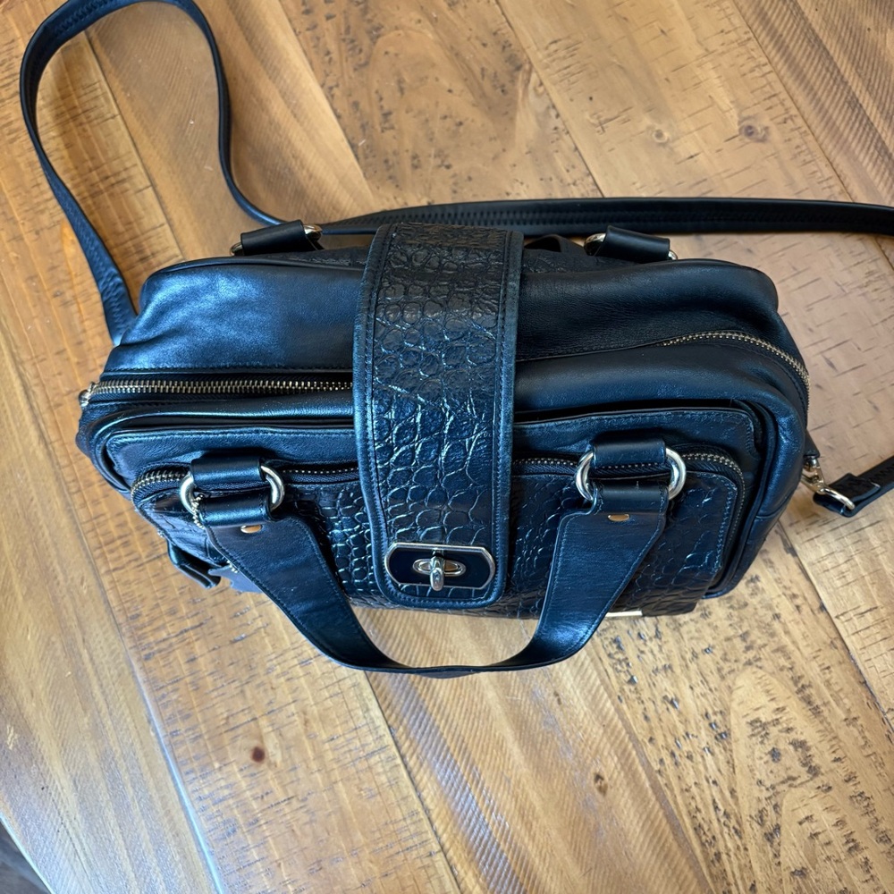 Chic Black Croc-Patterned Shoulder Bag - image 1
